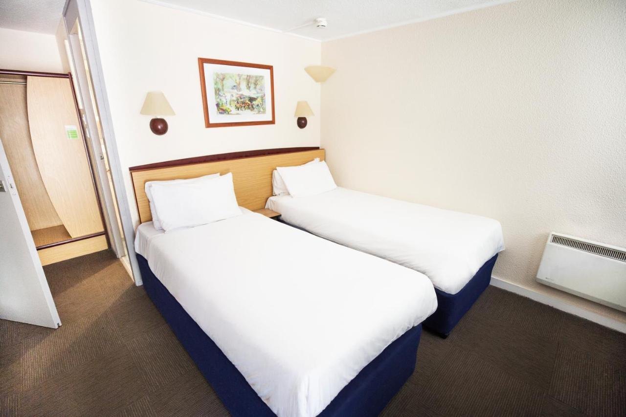 Campanile Hotel Wakefield Extérieur photo